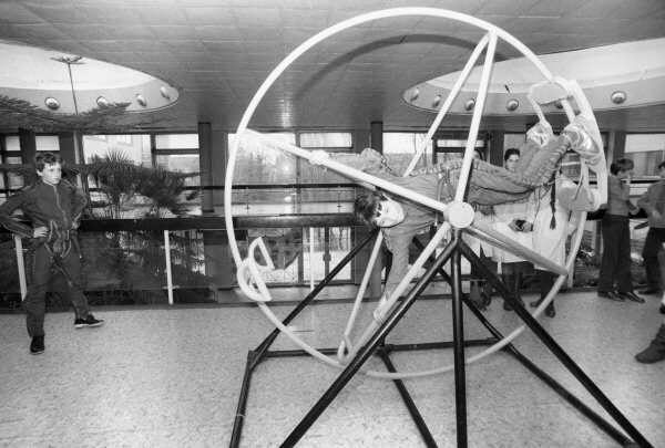 советские космические аппараты. кружка "день космонавтики". космонавты казахстана айдын айымбетов. кружок космонавтики. космонавт для детей.