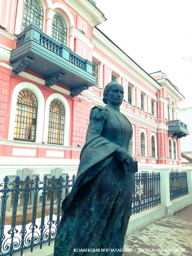 Усадьба Мараевой, где находится музей, и памятник бывшей хозяйке. Фото автора из книги "Подмосковье круглый год. Коллекция впечатлений"