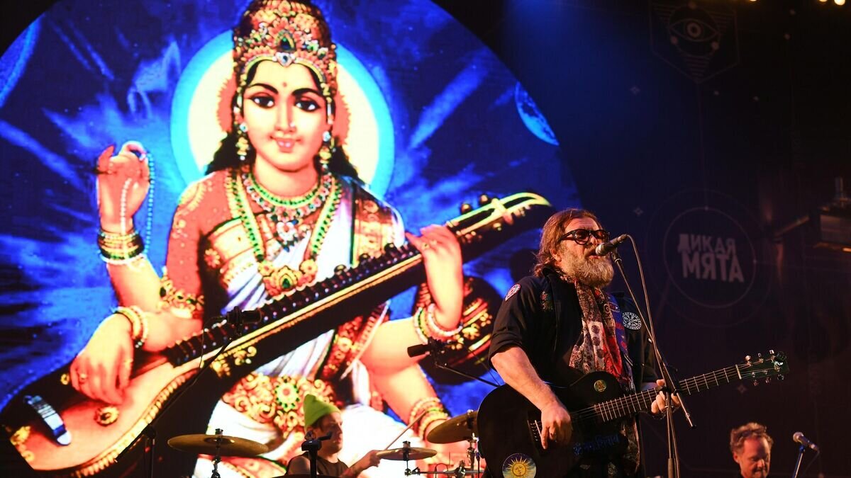    Лидер группы "Аквариум" Борис Гребенщиков во время концерта© РИА Новости / Максим Блинов