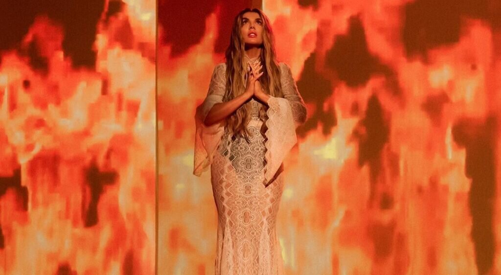    Анна Седокова / @annasedokova Лариса Максимычева