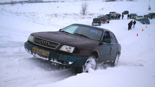 Старая Audi Quattro А6 пробивает путь на вершину горы. Высоту он взял