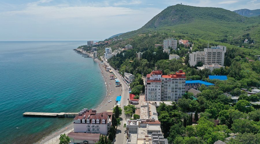 Вид на побережье Алушты // Фото: Туристический портал Республики Крым, Сергей Коршунов