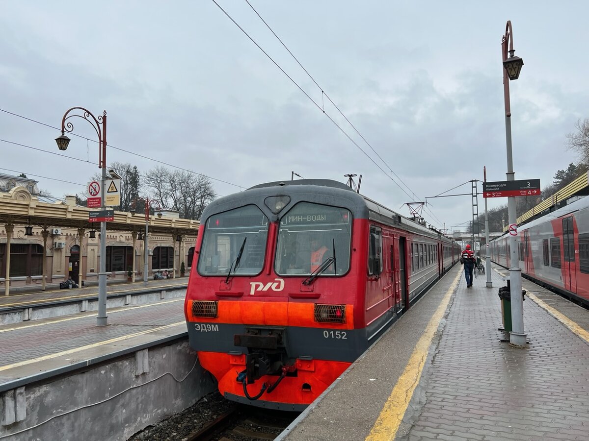 Ростов железноводск поезд. Железноводск вокзал фото. Железнодорожный вокзал железноводск. Ростов железноводск поезд. Ростов железноводск поезд.