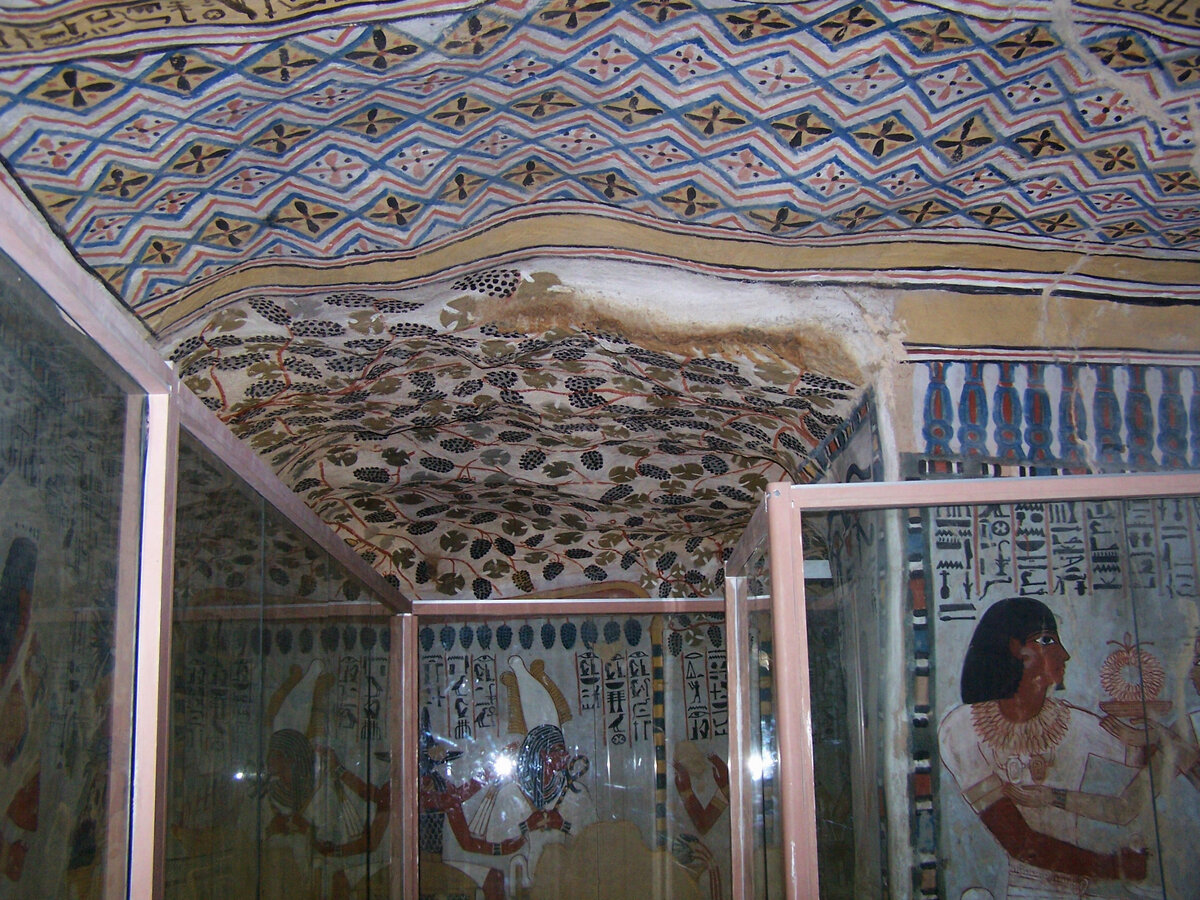 Одна из красивейших гробниц вельможи. Её называют "Виноградная гробница". Её оформлял гениальный художник: потолок гробницы не стали выравнивать, а наоборот оставили неровности. И расписали беседкой в винограднике. Натянутые циновки словно колышет ветерок