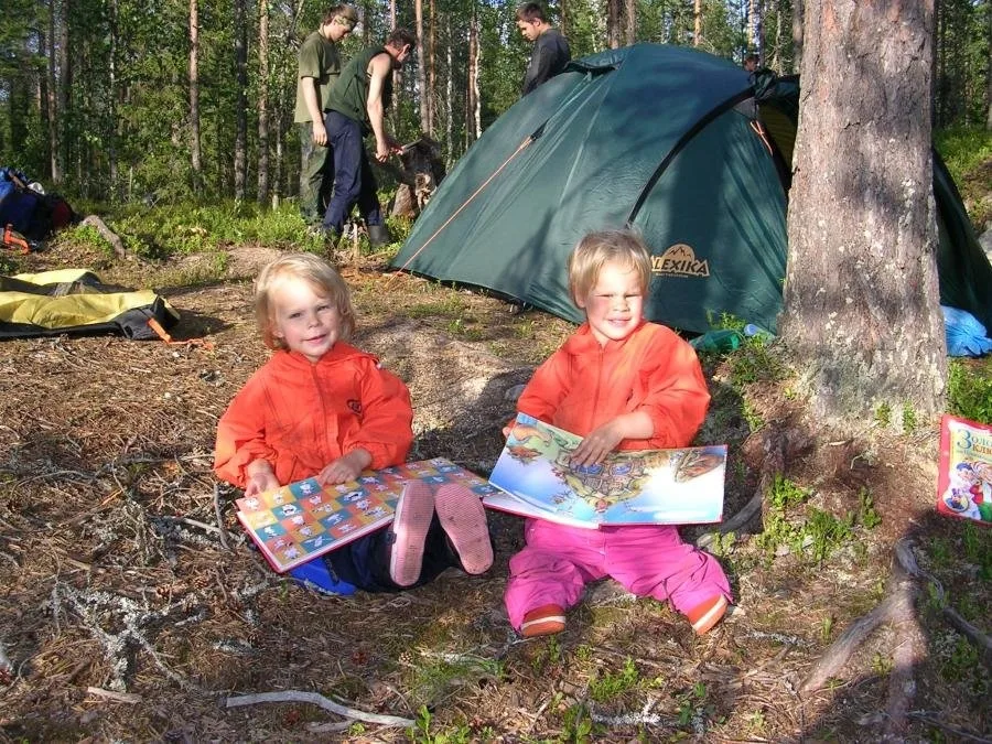 Походы детей в лес. Дети в походе. Поход в лес с ночевкой с детьми. Поход с детьми на природу. Дети в палатке на природе.
