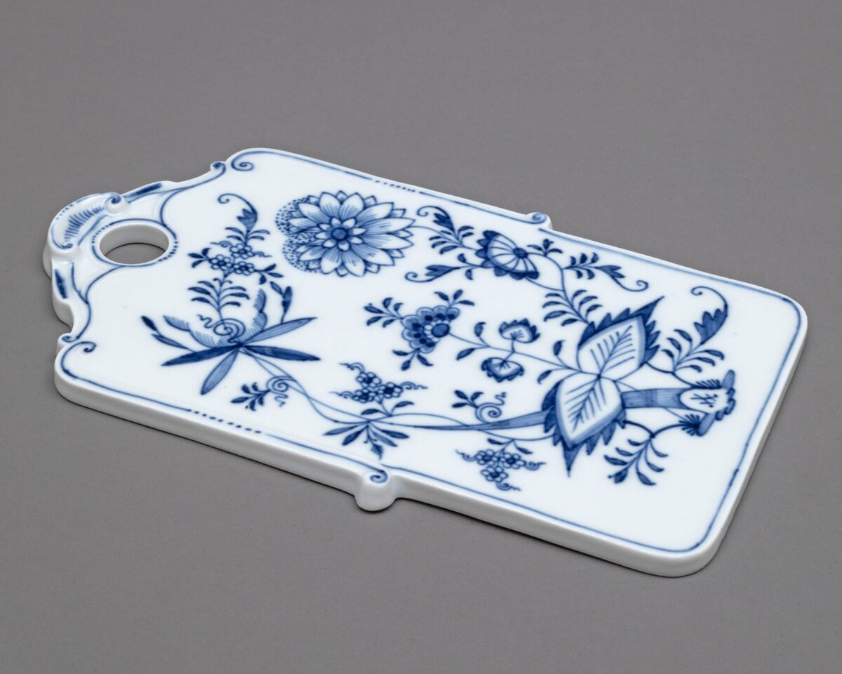Сырная доска, декорированная узором "Синий лук" Германия, Мейсенская фарфоровая мануфактура 1934–1945 гг. https://ru.bidspirit.com/