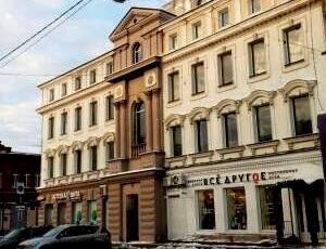 Ряд фигурных аттиков окон второго этажа формирует горизонтальный декоративный пояс