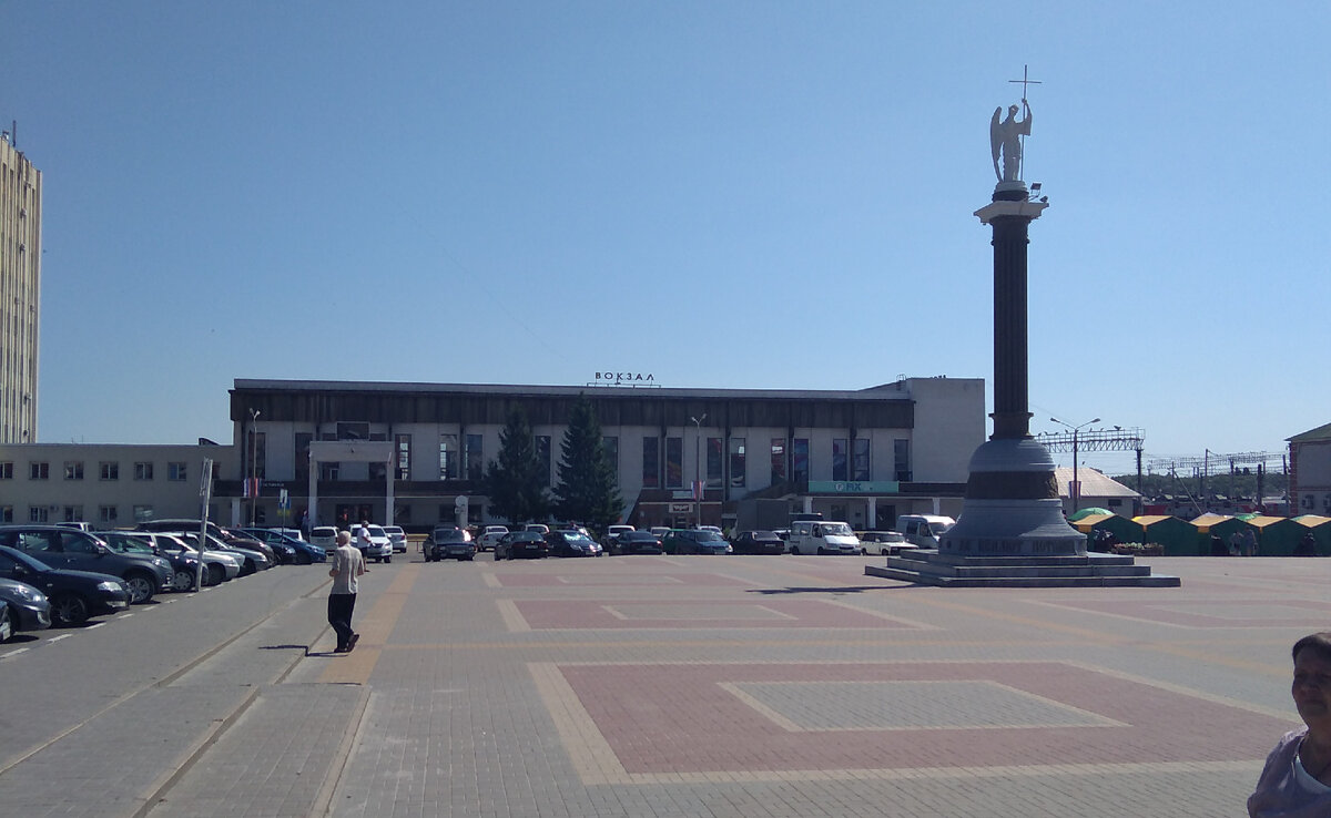 Вокзал города Лиски и площадь перед ним