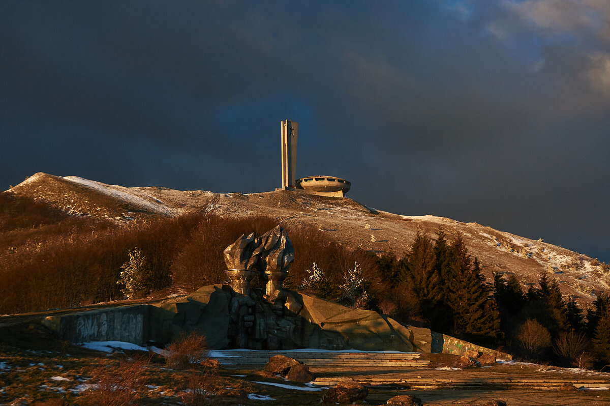 Для меня загадка как уцелел это памятник на подъезде к Бузлуджу, учитывая, что последний сильно завандален.