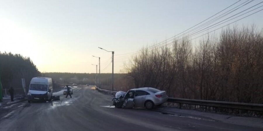 Шесть человек пострадали в жестком ДТП с микроавтобусом и легковушкой в Кузбассе 