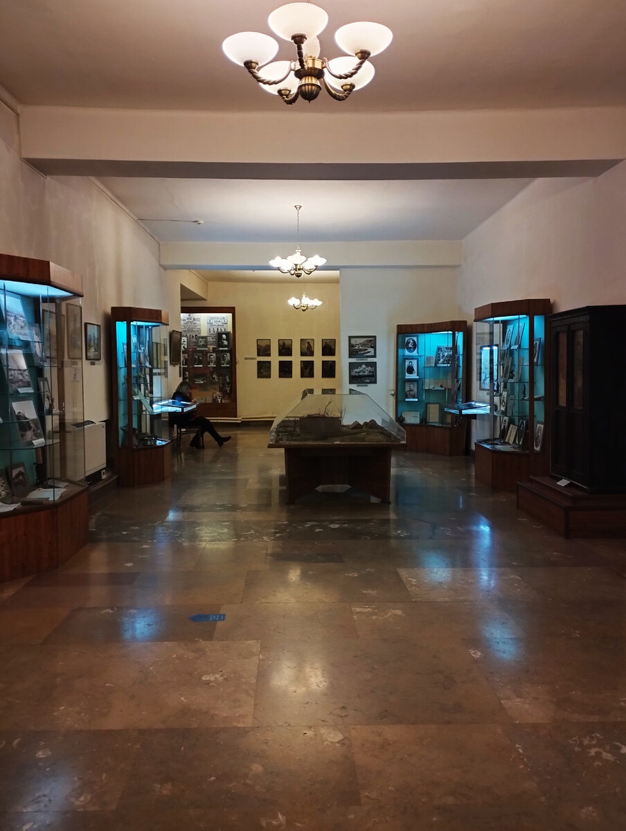 Один из залов музея Туманяна на первом этаже. Авторское фото.