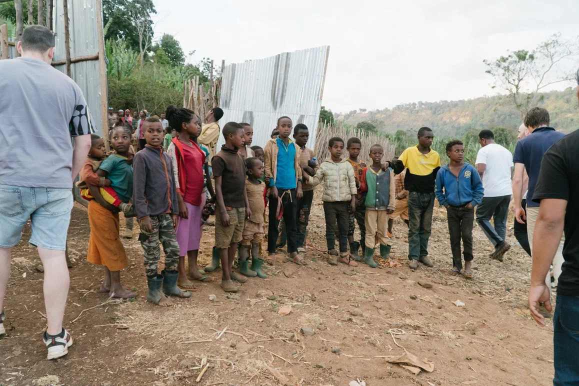 Если у фермера нет денег на оплату работы пикеров, сбором урожая он занимается самостоятельно, вместе со всей своей семьей 