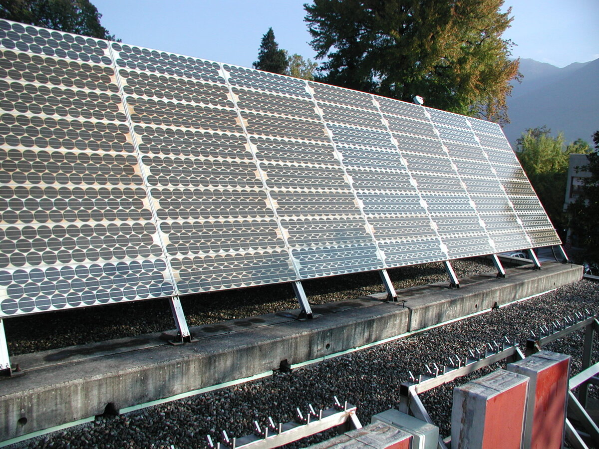  Солнечная электростанция в Университете прикладных наук и искусств Швейцарии была смонтирована и введена в эксплуатацию в далеком 1982 году.