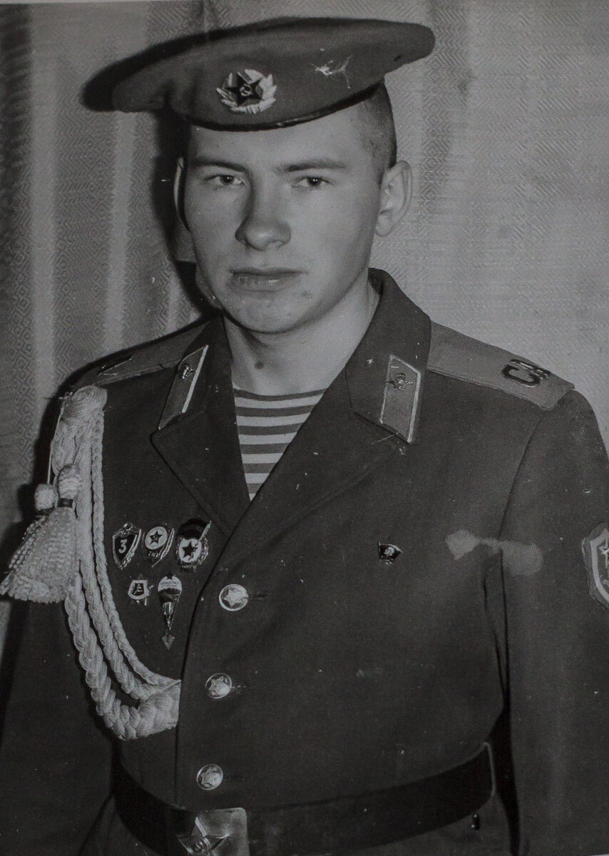 Фотограф принес парадку и всех нас снимал в ней..