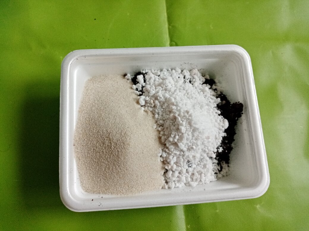 Замешешиваю грунт. Фото атора