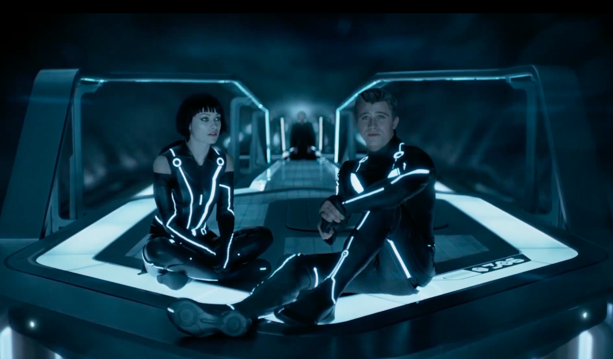 Трон это. Трон: наследие (2010). Курт Рассел трон наследие. Tron фильм 2014. Трон наследие фильм 2010 интерьер.