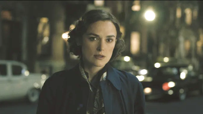 Кадр из фильма Boston Strangler. Режиссер: Мэтт Раскин. Оператор: Бен Катчинс. Производство: 20th Century Studios, Langley Park Productions, LuckyChap Entertainment, Scott Free Productions