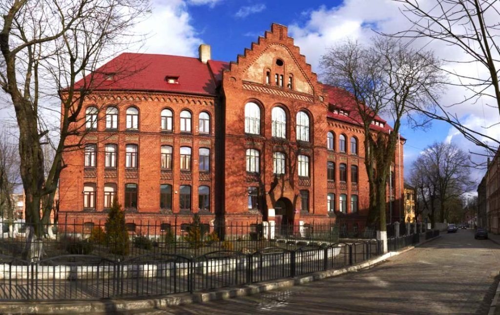      Самая старая действующая школа в России - Тильзитская классическая гимназия, расположенная в г. Советск. Построена в 1900-м г. Является объектом культурного наследия народов РФ