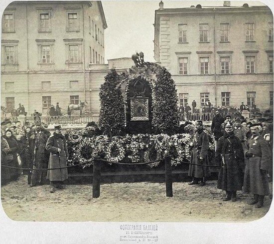 Временный памятник на месте покушения на Александра 2 на Екатерининском канале.