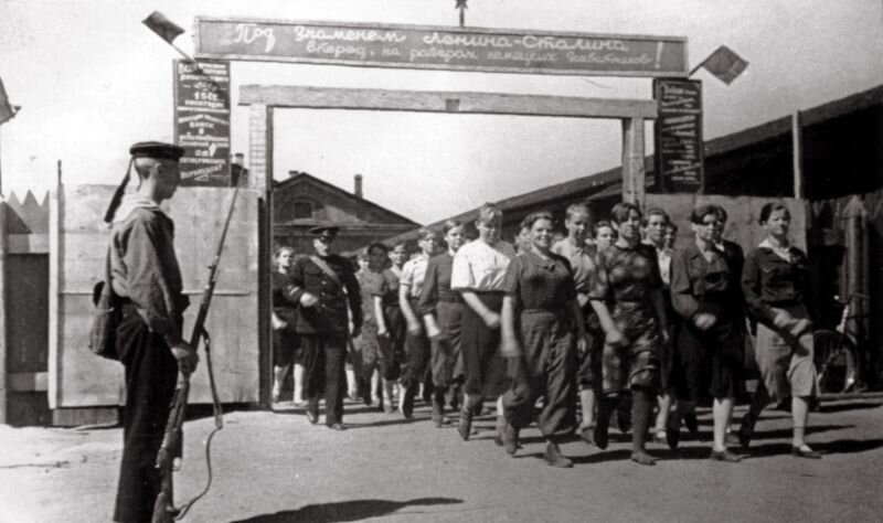 Советские девушки-добровольцы уходят на фронт. Великая Отечественная Война 1941-1945. waralbum.ru