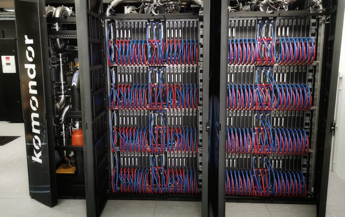 Государственная структура отвечающая за развитие ИТ-структур (KIFU) поделилась новостью о том, что в Дебреценском университете был запущен новый суперкомпьютер Komondor.-2