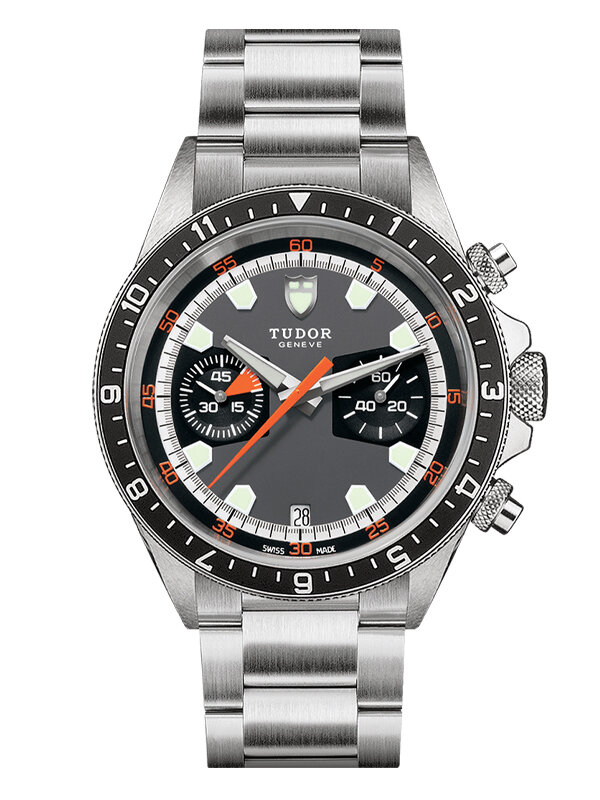 Хронограф Tudor Heritage в 42 мм корпусе из стали с двунаправленным стальным безелем с чёрным диском из анодированного алюминия и индикатором даты