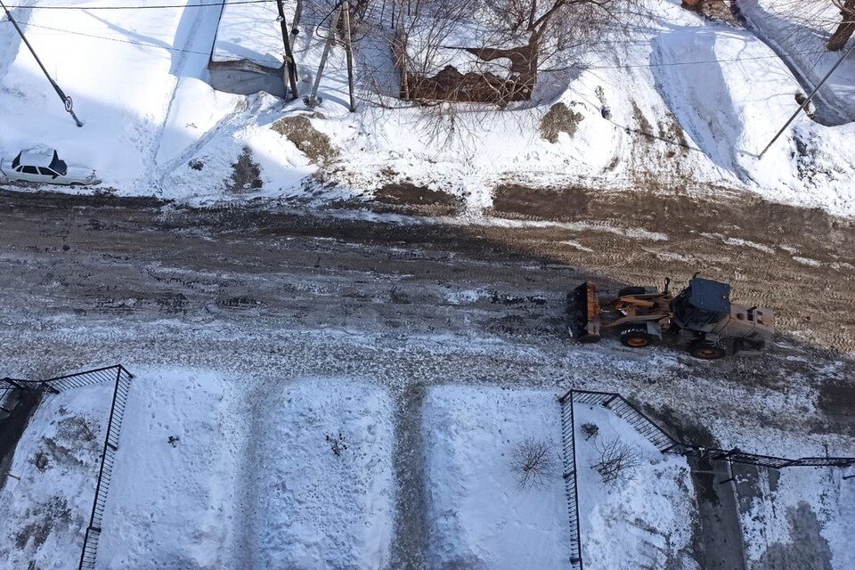     В Октябрьском районе Новосибирска не могут убрать наледь с муниципальной дороги. Фото: предоставлено Еленой.