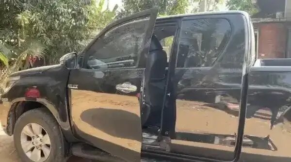 Ребенок задохнулся и погиб , застряв в машине своей матери в провинции Исаан Бурирам. Спасатели попытались спасти жизнь ребенка, но по дороге в больницу он скончался.