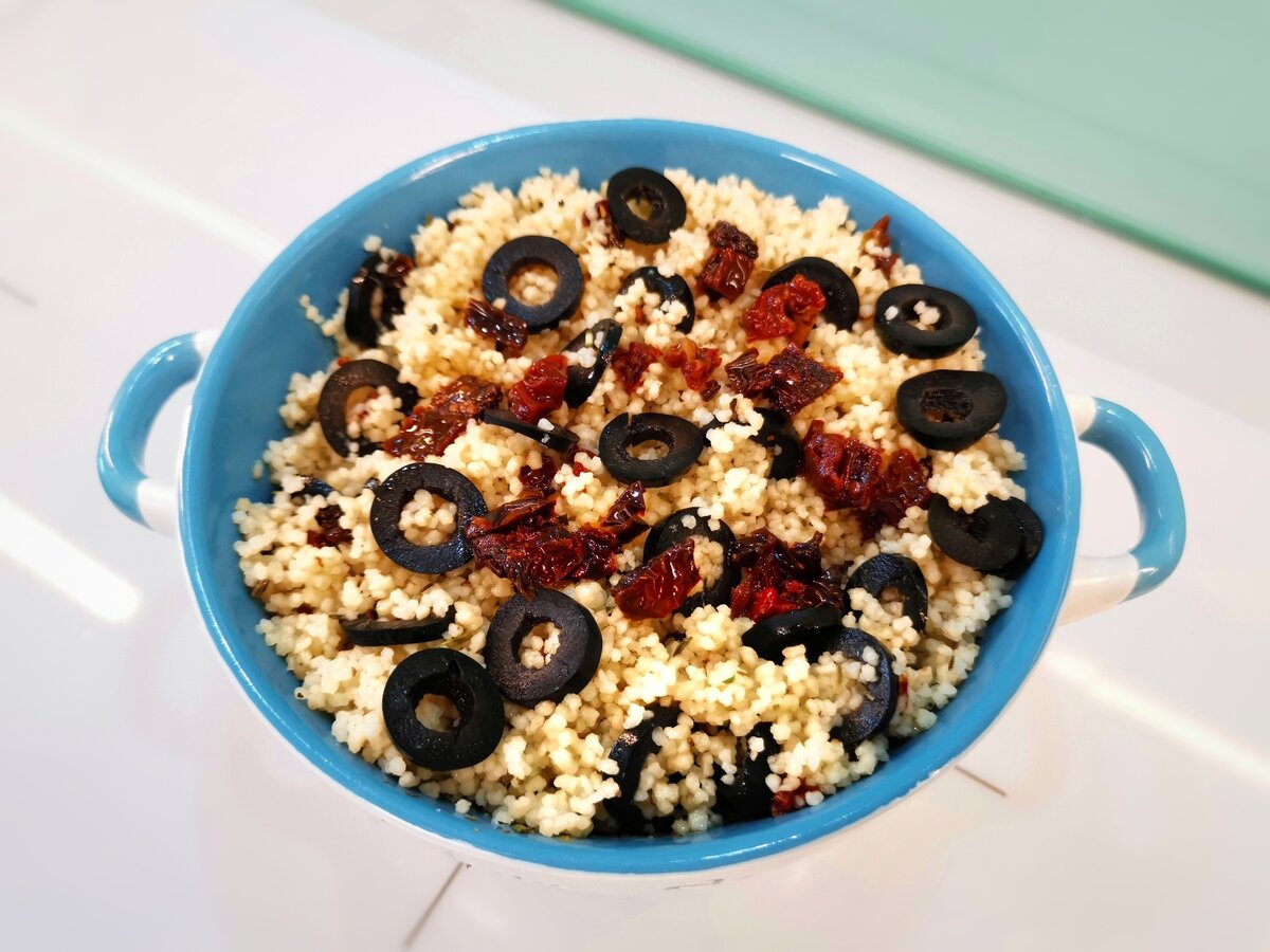    Кускус с маслинами и вялеными томатами