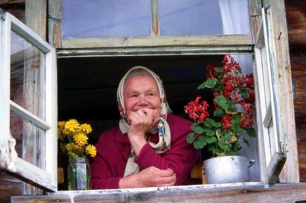 Бабушка можно у тебя пожить 118. Старушка у дома. Бабушка в окошке. Бабушка у окна в деревне. Старое окно с геранью.