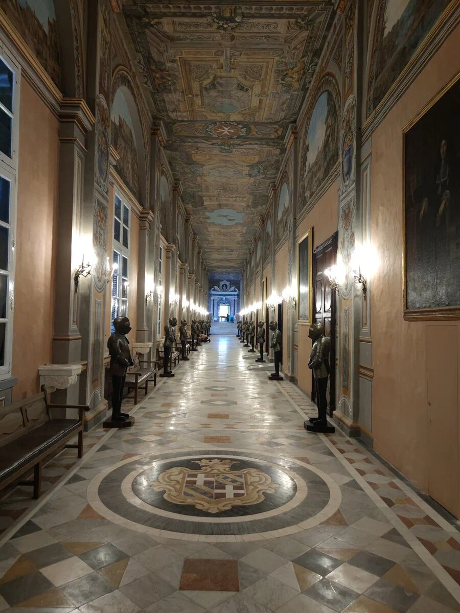 Дворец Великих Магистров. Казалось бы, именно здесь должно быть просто скопление "соседей", принимая во внимание разворачивавшиеся здесь исторические события. Ан, нет - история пока не зафиксировала. Или, может быть, историки скрывают?