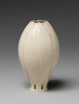 Бутон лотоса, резная слоновая кость, высота 12,6 см, 1914 г. 