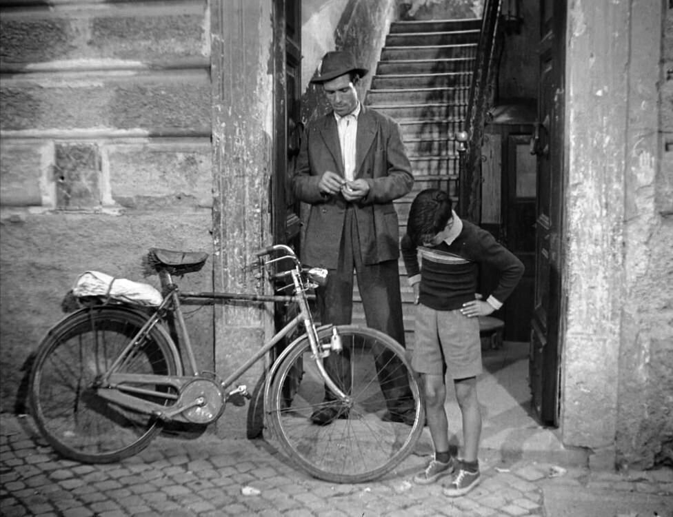 Кадр из фильма "Похитители велосипедов/Ladri di biciclette"