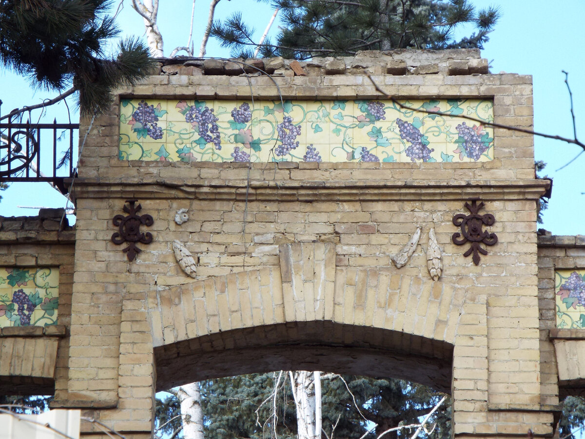 Панно на фасаде (март 2023 года)