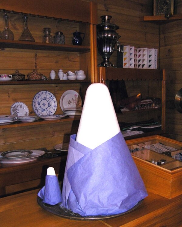 Сахарная голова . Она из отбеленного сахара..