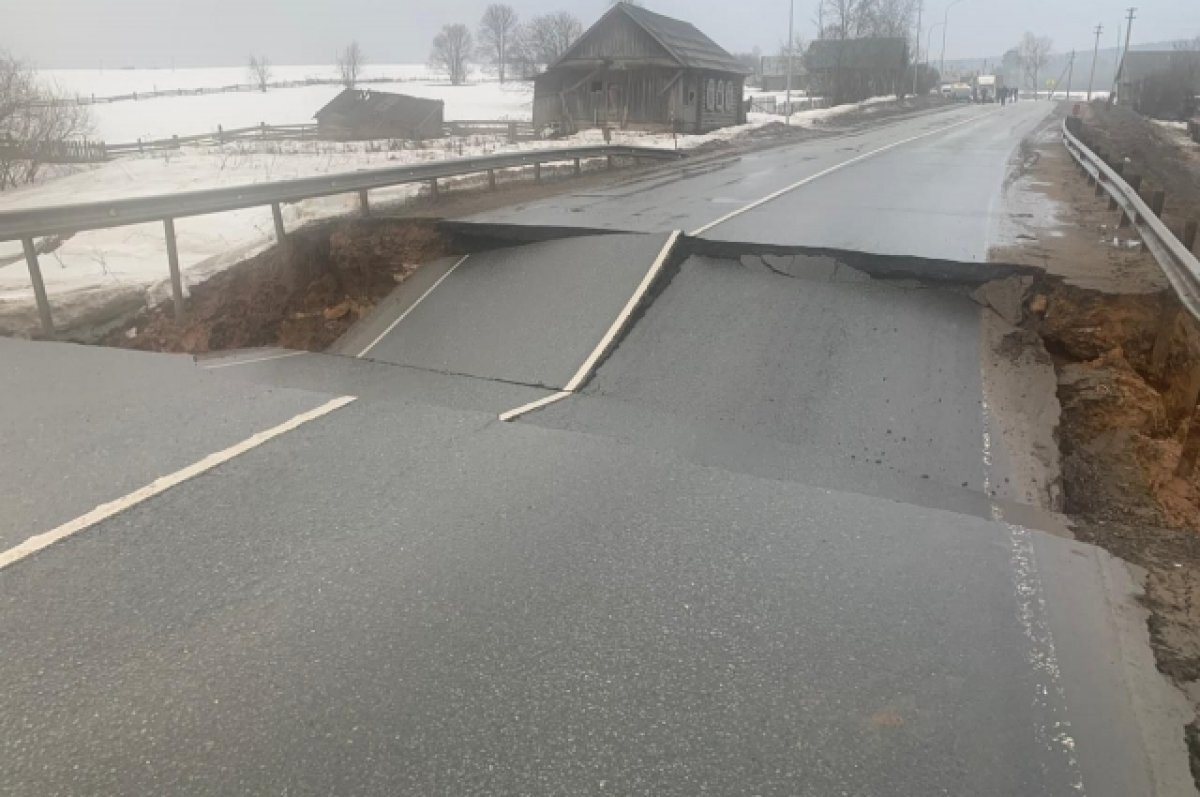    В Игринском районе Удмуртии обрушилась дорога