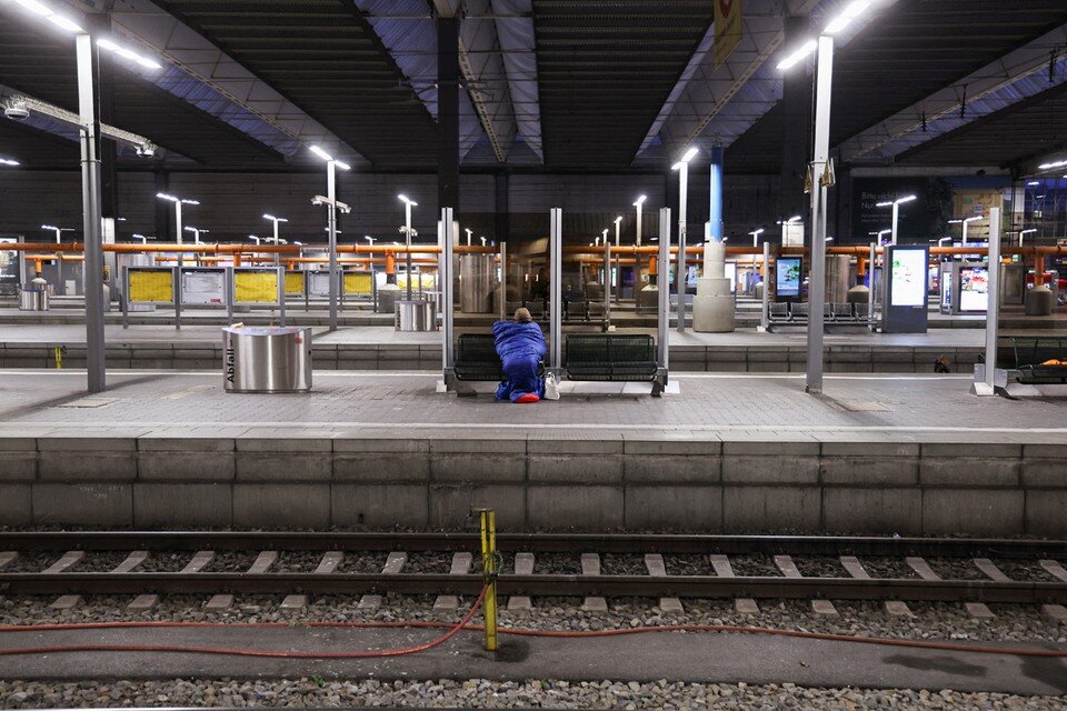     Миллионы пассажиров, передвигающихся на автобусе и поездах, уже пострадали от этой колоссальной забастовки  REUTERS