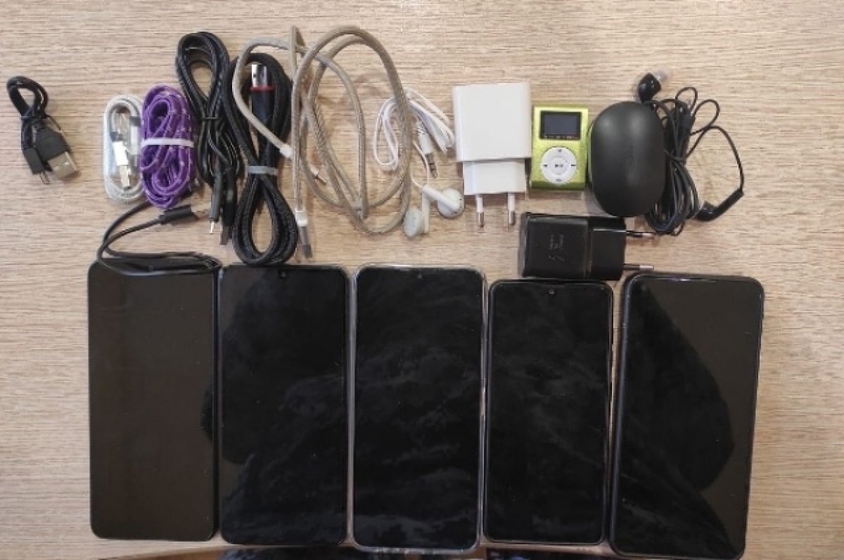    В продуктовой передаче осужденному были спрятаны телефоны и гаджеты