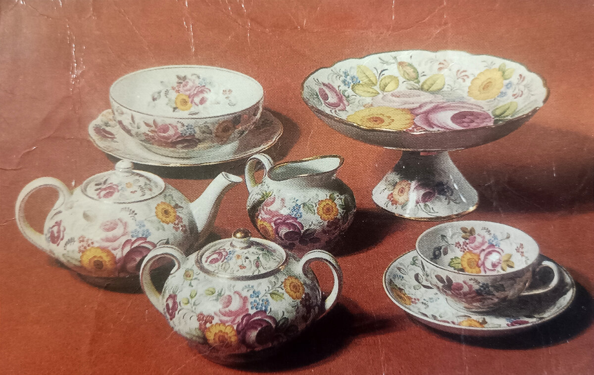 Чайный сервиз. Автор росписи А.А. Чекулина. 1952г. Источник. Новгородский фарфор. Лениздат. 1986г.