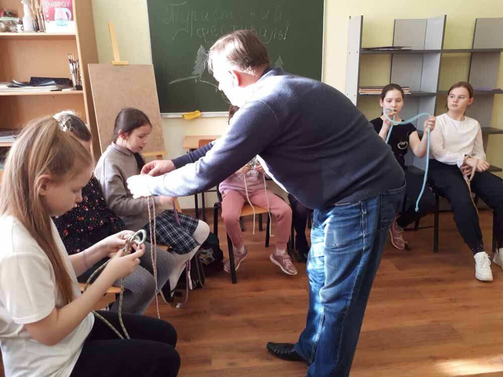 
Юные дарования с большим желанием и удовольствием учились мастер-классу "Морские узлы", участвовали в подвижных играх "Скакалка", "Мумия возвращается" и "Кто лишний", творческие командные конкурсы на смекалку и координацию "Нарисуй картину", "Вот и вышел человечек"...