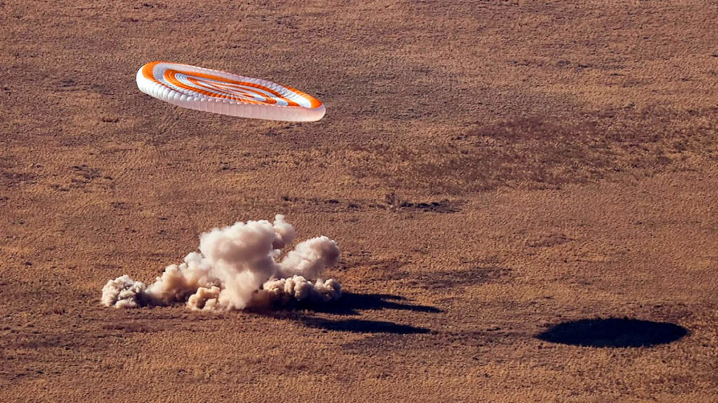   Приземление капсулы Союз МС-22