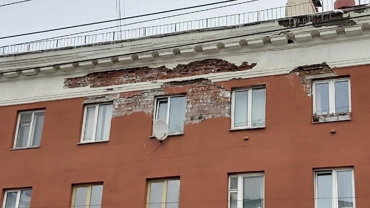     В самом центре столицы Карелии с фасада здания крупными кусками обвалилась штукатурка. Об инциденте сообщил в социальной сети горожанин.
