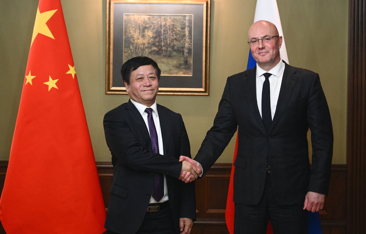    Посол Китайской Народной Республики Чжан Ханьхуэе и вице-премьер РФ Дмитрий Чернышенко  Алексей Майшев/POOL/ТАСС