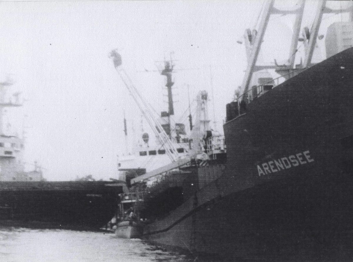 Сухогруз «Arendsee» торгового флота ГДР на отмели после получения пробоины в результате взрыва магнитных мин. 