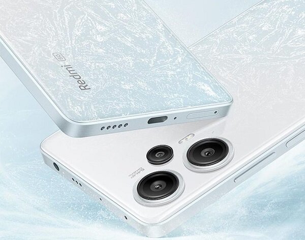 На тыльной стороне корпуса размещена тройная основная камера