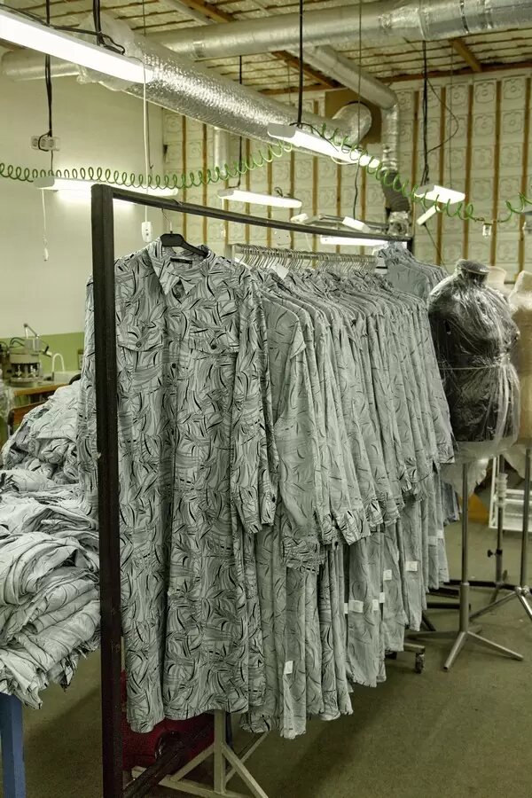 Обметать рукава, низ, горловину, пришить ярлык с размером, разутюжить…
А ведь за день таких единиц нужно сделать как минимум сто