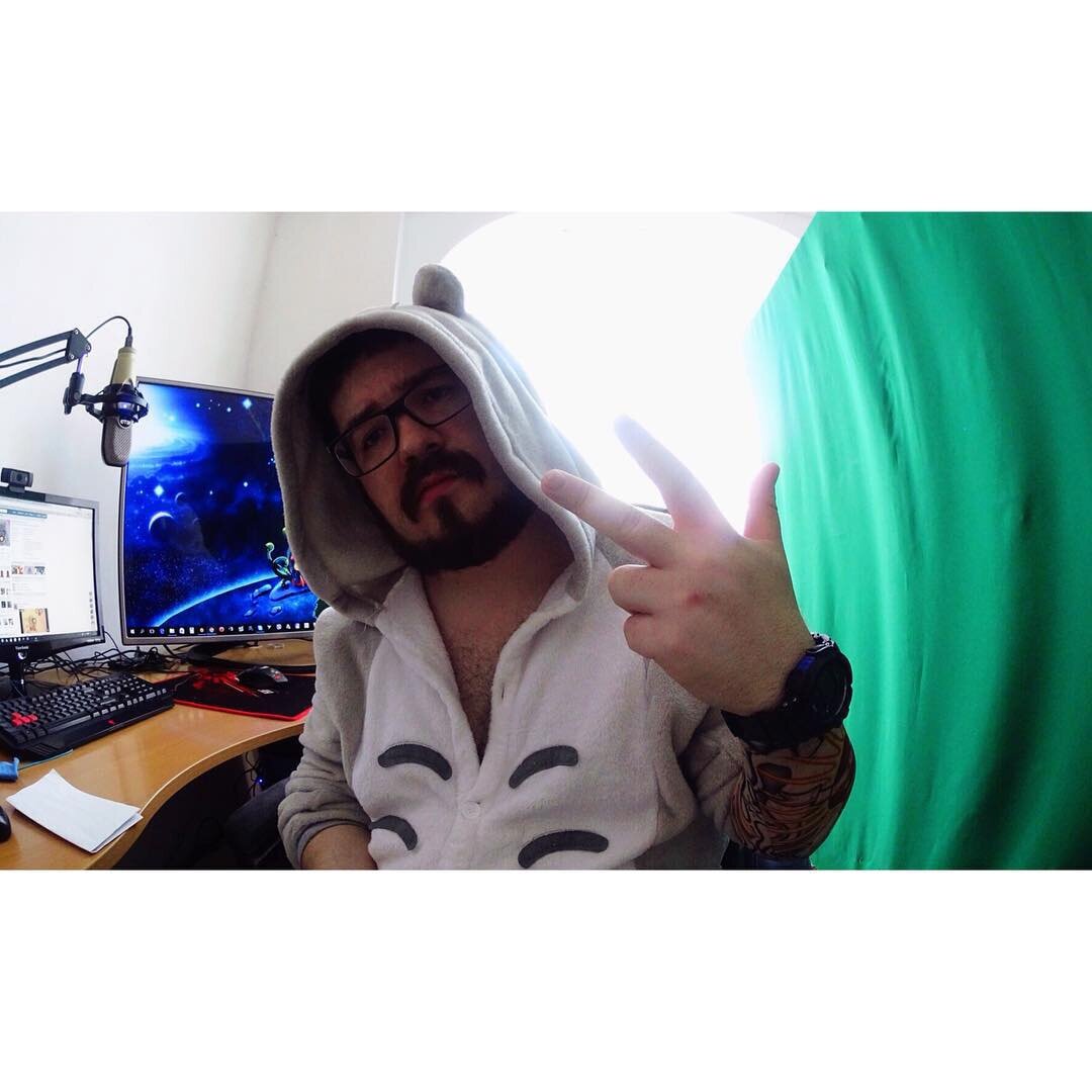 8 лет назад мы крутились как могли и одевались во что горазды на фоне зеленой тряпки судьбы называемой Хромо Его величеством Кеем! 