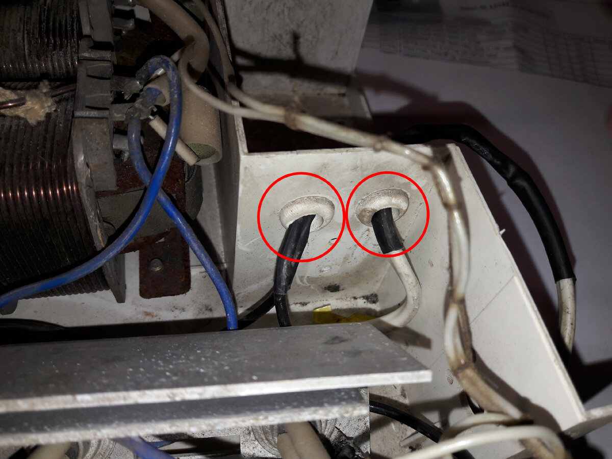 В этих местах изоляция отсутствовала, провода коротили.