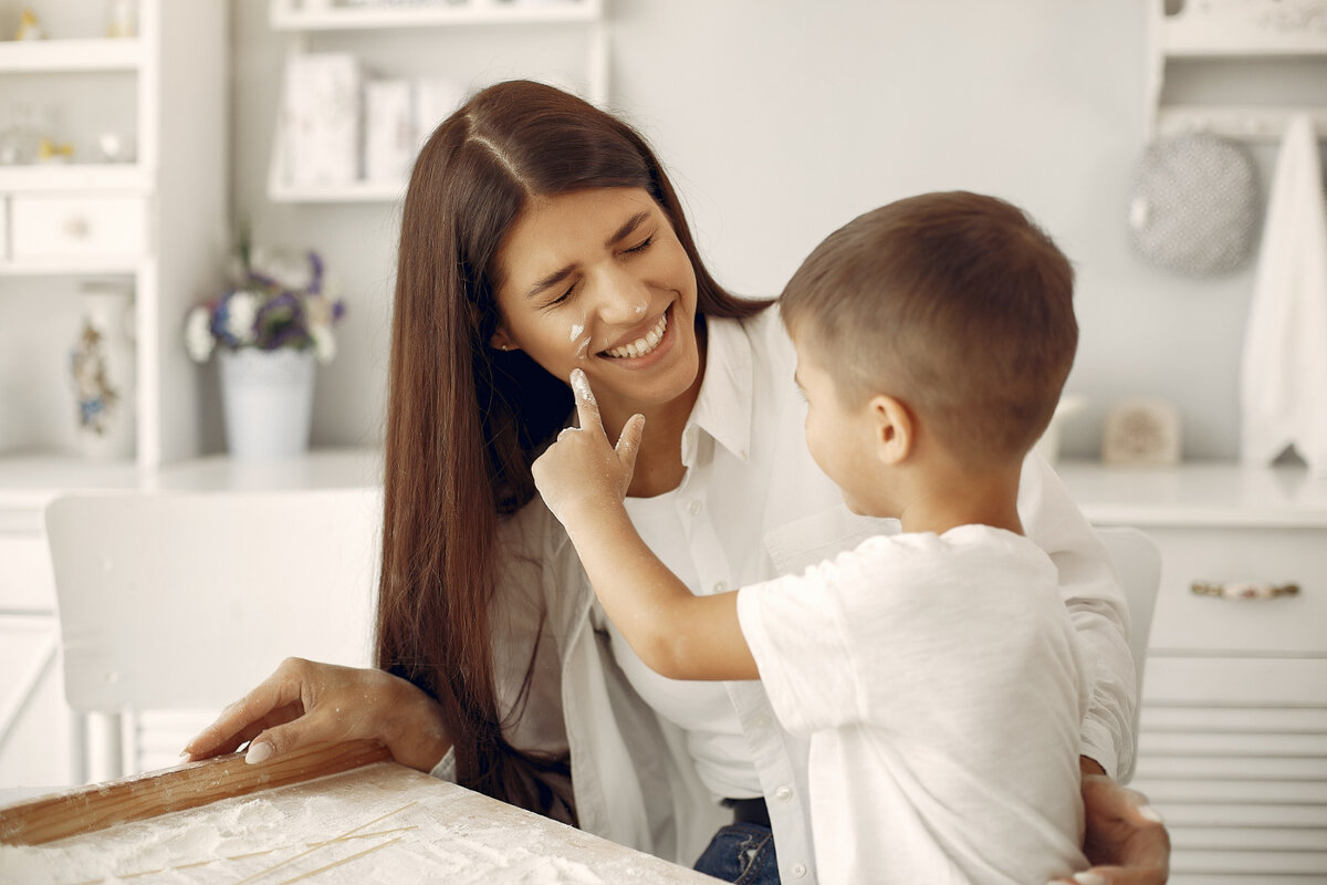 <a href="https://ru.freepik.com/free-photo/family-sitting-in-a-kitchen-and-cook-the-dough-for-cookies_5912051.htm#query=%D0%9C%D0%B0%D0%BC%D0%B0%20%D1%83%D1%87%D0%B8%D1%82%20%D0%B3%D0%BE%D0%B2%D0%BE%D1%80%D0%B8%D1%82%D1%8C&position=5&from_view=search&track=ais">Изображение от prostooleh</a> на Freepik
