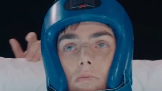 Онлайн-кинотеатр PREMIER | Дерётся с девушкой | Дзен